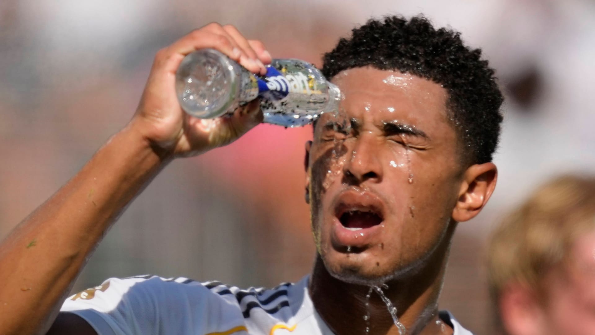 Kaum auszuhalten: Real-Star Jude Bellingham erfrischt sich mit etwas Wasser. Kaum auszuhalten: Real-Star Jude Bellingham erfrischt sich mit etwas Wasser.