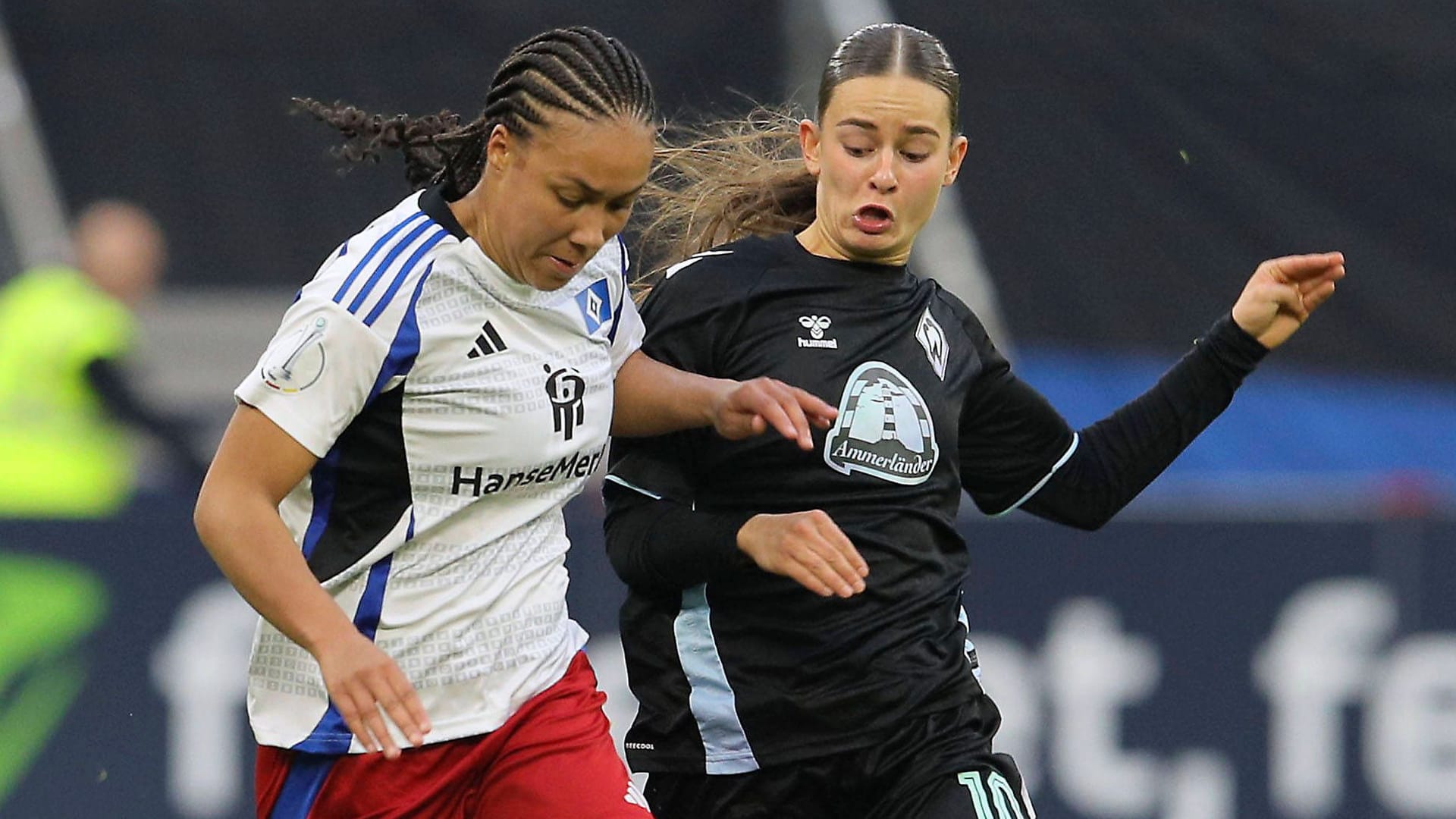 Melina Krüger (l.) im Duell mit Werders Tuana Mahmoud (Archivbild): Das erste Nordderby der Frauen in der Bundesliga wird im Weserstadion ausgetragen. Melina Krüger (l.) im Duell mit Werders Tuana Mahmoud (Archivbild): Das erste Nordderby der Frauen in der Bundesliga wird im Weserstadion ausgetragen.