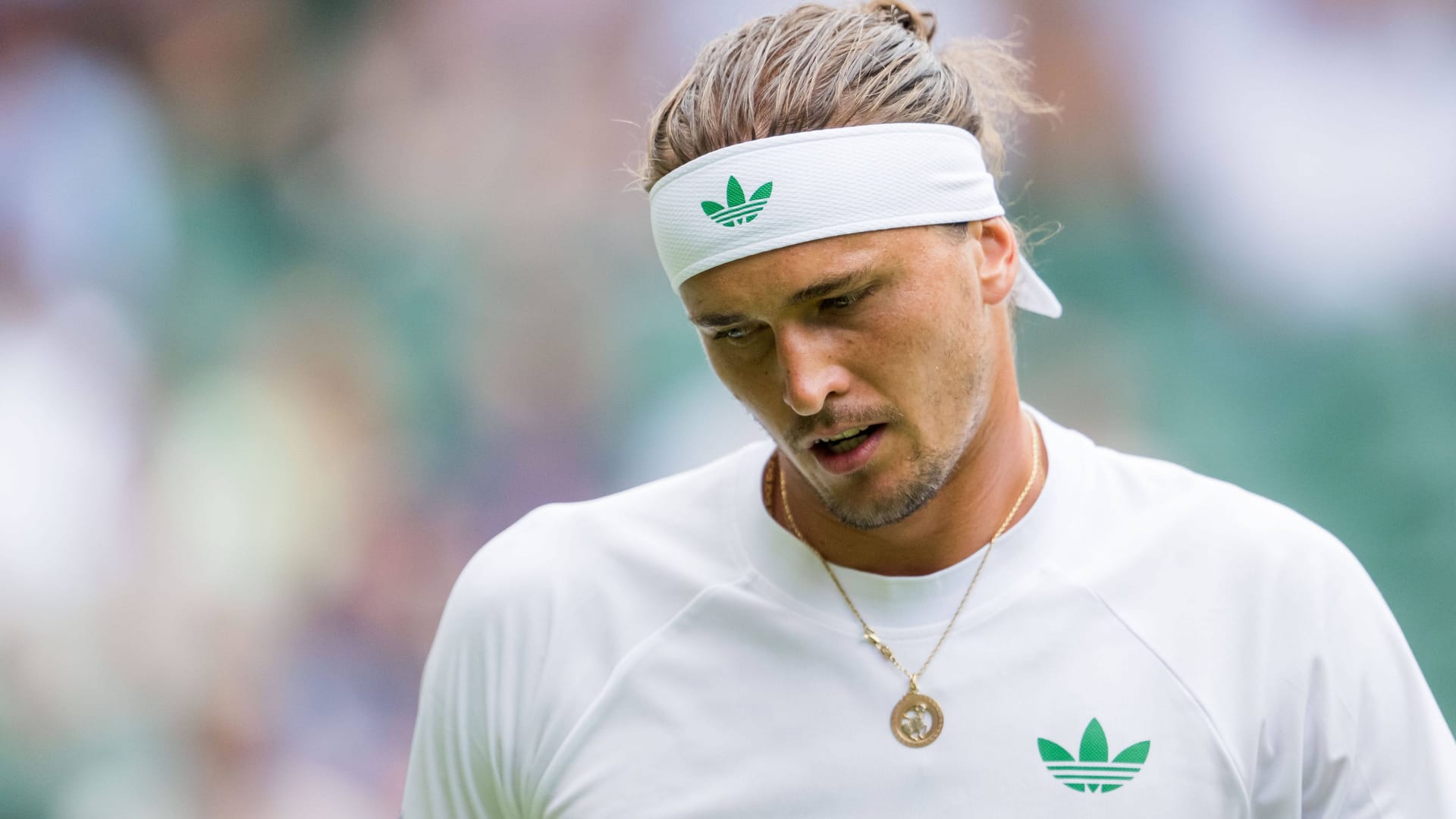 Sichtlich getroffen: Alexander Zverev im Match gegen Arthur Rinderknech. Sichtlich getroffen: Alexander Zverev im Match gegen Arthur Rinderknech.