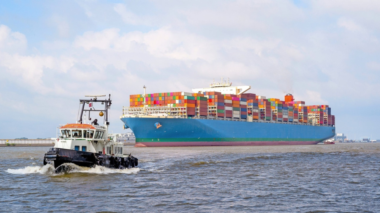 Nur mit Schleppern können die ganz großen Containerschiffe im Hamburger Hafen manövriert werden.