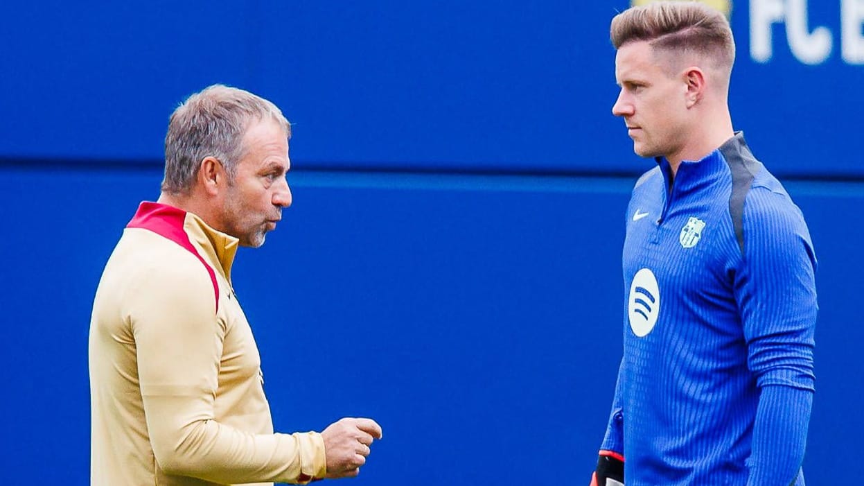 Hansi Flick (l.) und Marc-André ter Stegen im Gespräch: Der deutsche Nationaltorwart ist beim FC Barcelona außen vor. Hansi Flick (l.) und Marc-André ter Stegen im Gespräch: Der deutsche Nationaltorwart ist beim FC Barcelona außen vor.