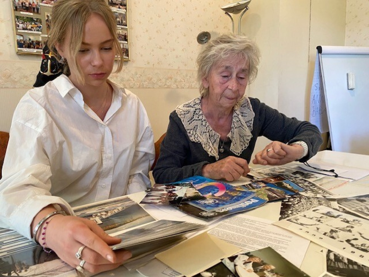 Veera Just (82) und Enkelin Kätriin (16) im Chorraum des Tageszentrums für Senioren in Tallinn
