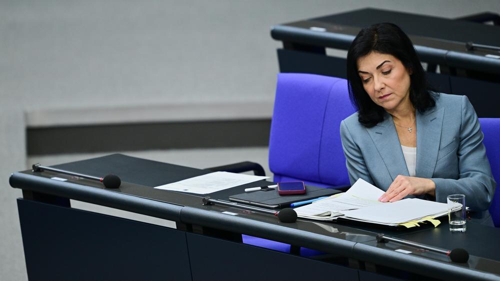 Internetkonzerne: Katherina Reiche (CDU), Bundesministerin für Wirtschaft und Energie, zeigt sich kritisch gegenüber einem Vorschlag von Kulturstaatsminister Weimer.
