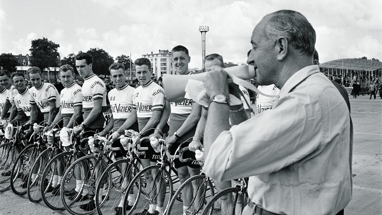 In der Montur eines britischen Kolonialbeamten: Jacques Goddet präsentiert vor Beginn der 51. Tour de France im Sommer 1964 das Team Televizier.