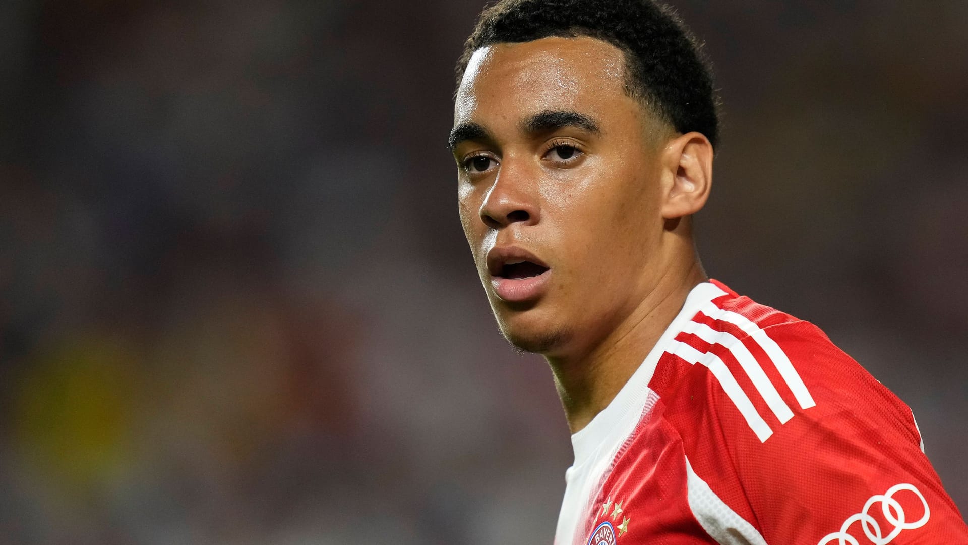 Jamal Musiala: Der Mittelfeldstratege verfolgte das Gruppenfinale gegen Benfica von der Bank. Jamal Musiala: Der Mittelfeldstratege verfolgte das Gruppenfinale gegen Benfica von der Bank.