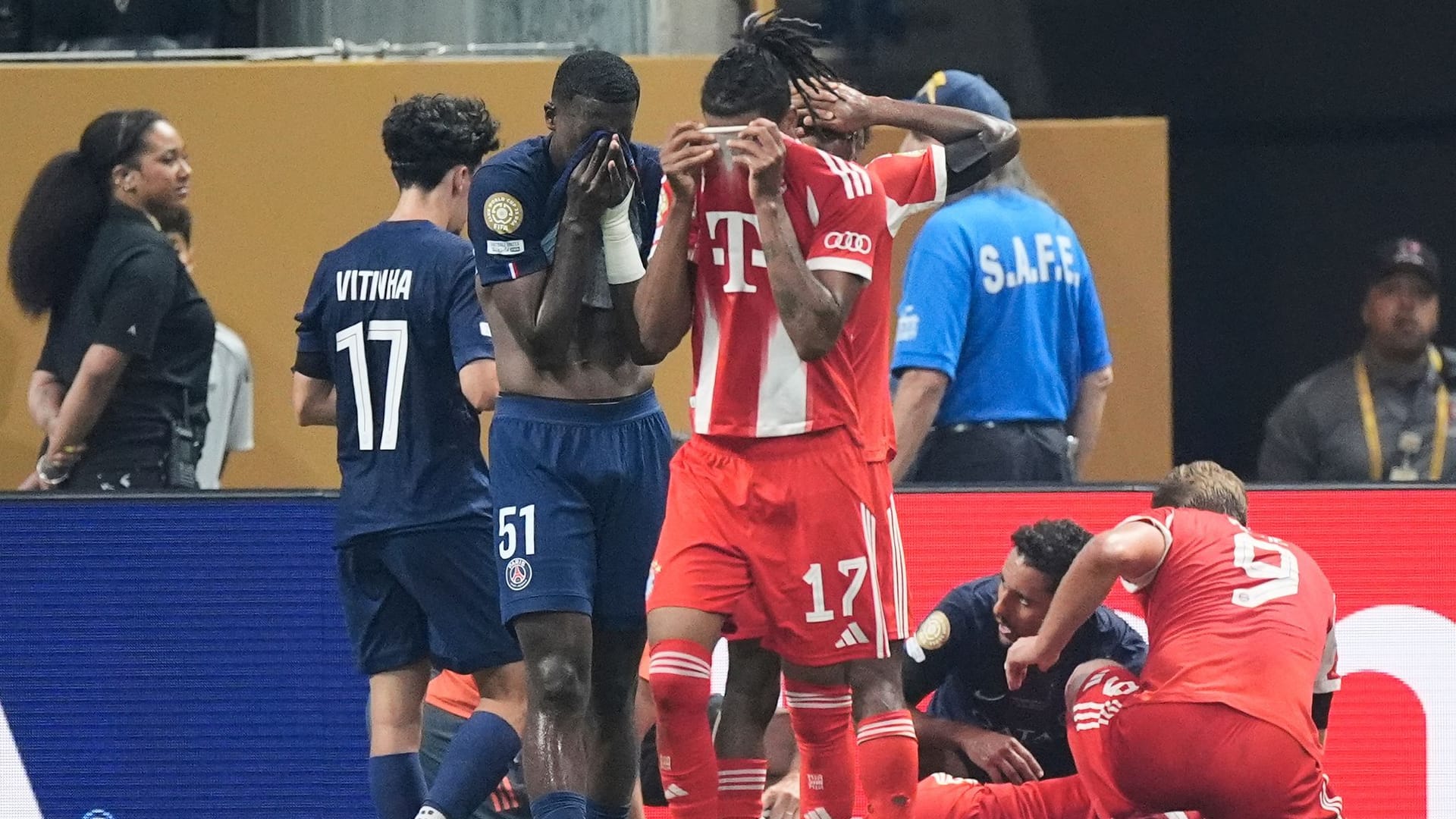 Bayerns Michael Olise reagiert auf die Verletzung seines Teamkollegen Jamal Musiala. Bayerns Michael Olise reagiert auf die Verletzung seines Teamkollegen Jamal Musiala.