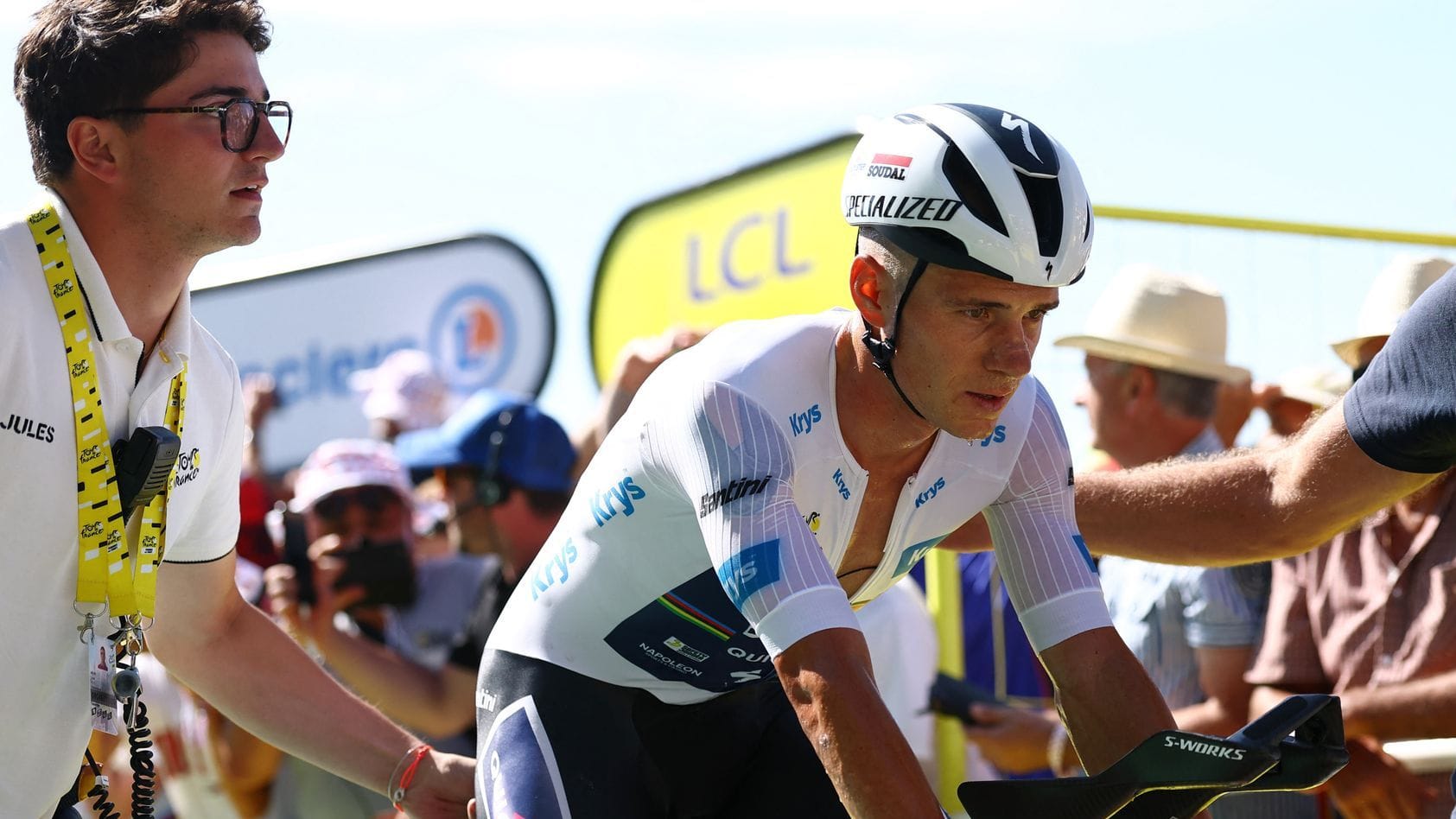 Remco Evenepoel mit leerem Blick: Der Belgier musste die Tour am Wochenende abbrechen. Remco Evenepoel mit leerem Blick: Der Belgier musste die Tour am Wochenende abbrechen.