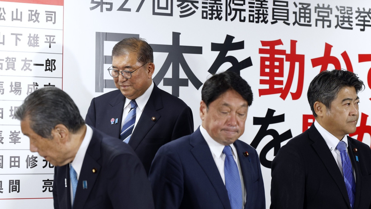 Shigeru Ishiba, Japans Premierminister und Vorsitzender der regierenden Liberaldemokratischen Partei (LDP), am Sonntag in der Parteizentrale in Tokio (zweiter von links)