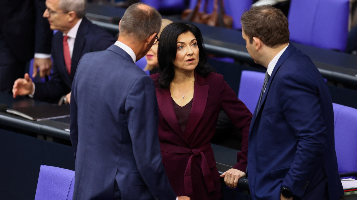 Bundeswirtschaftsministerin Katherina Reiche (CDU) zwischen Bundeskanzler Friedrich Merz (CDU, links) und Bundesfinanzminister Lars Klingbeil (SPD).