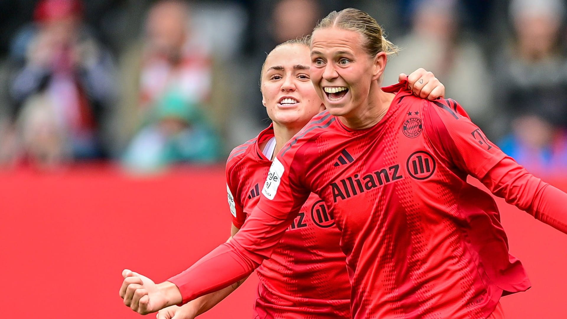 Klara Bühl (r.): Sie spielt seit 2020 beim FC Bayern. Klara Bühl (r.): Sie spielt seit 2020 beim FC Bayern.