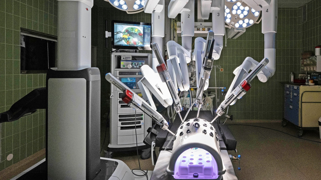 Wird heute noch von Menschen gesteuert, könnte aber in Zukunft selbständig operieren: Ein Da-Vinci-Robotersystem