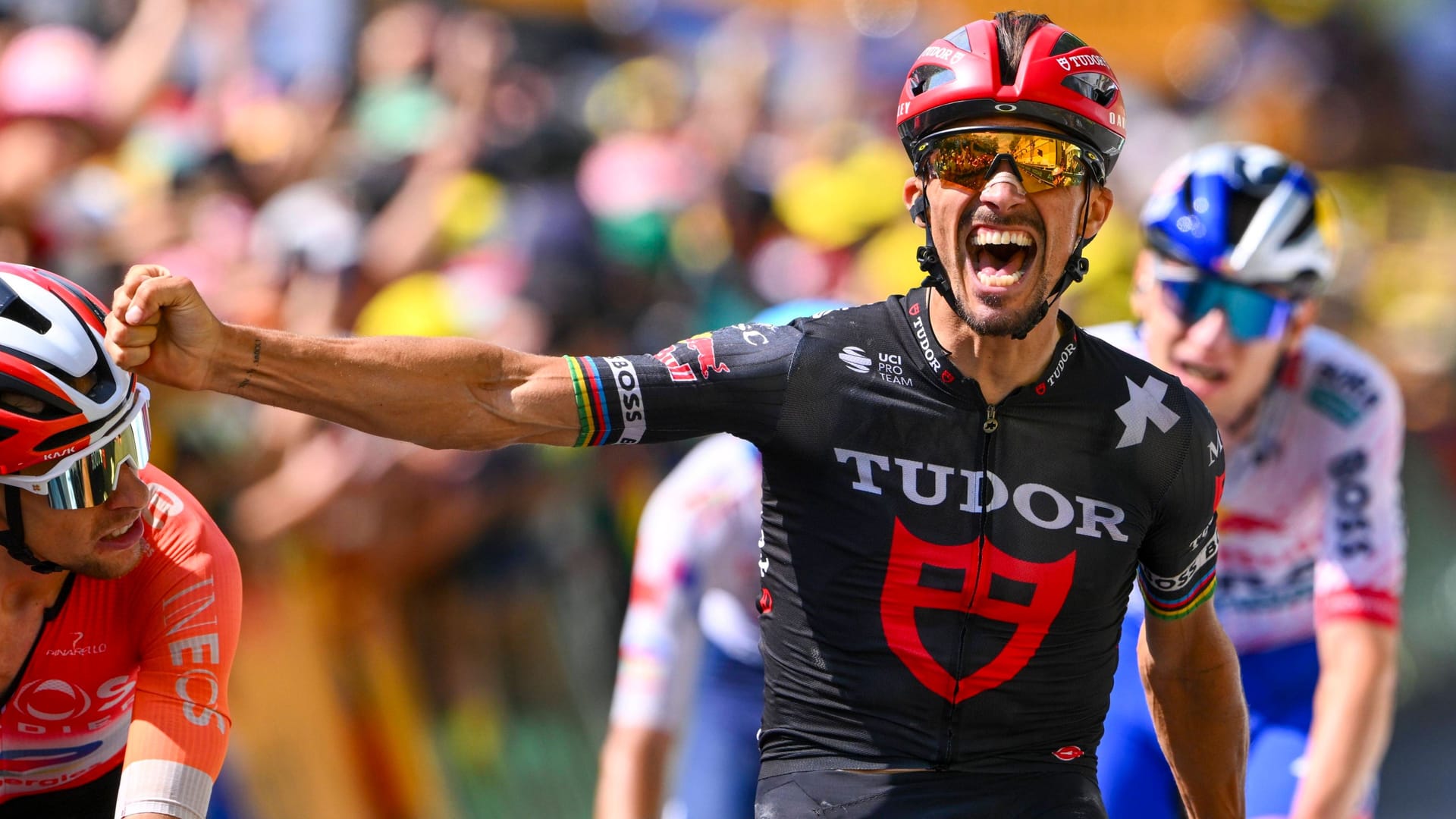 Zu früh gejubelt: Julian Alaphilippe bei der Zieleinfahrt in Carcassonne. Zu früh gejubelt: Julian Alaphilippe bei der Zieleinfahrt in Carcassonne.