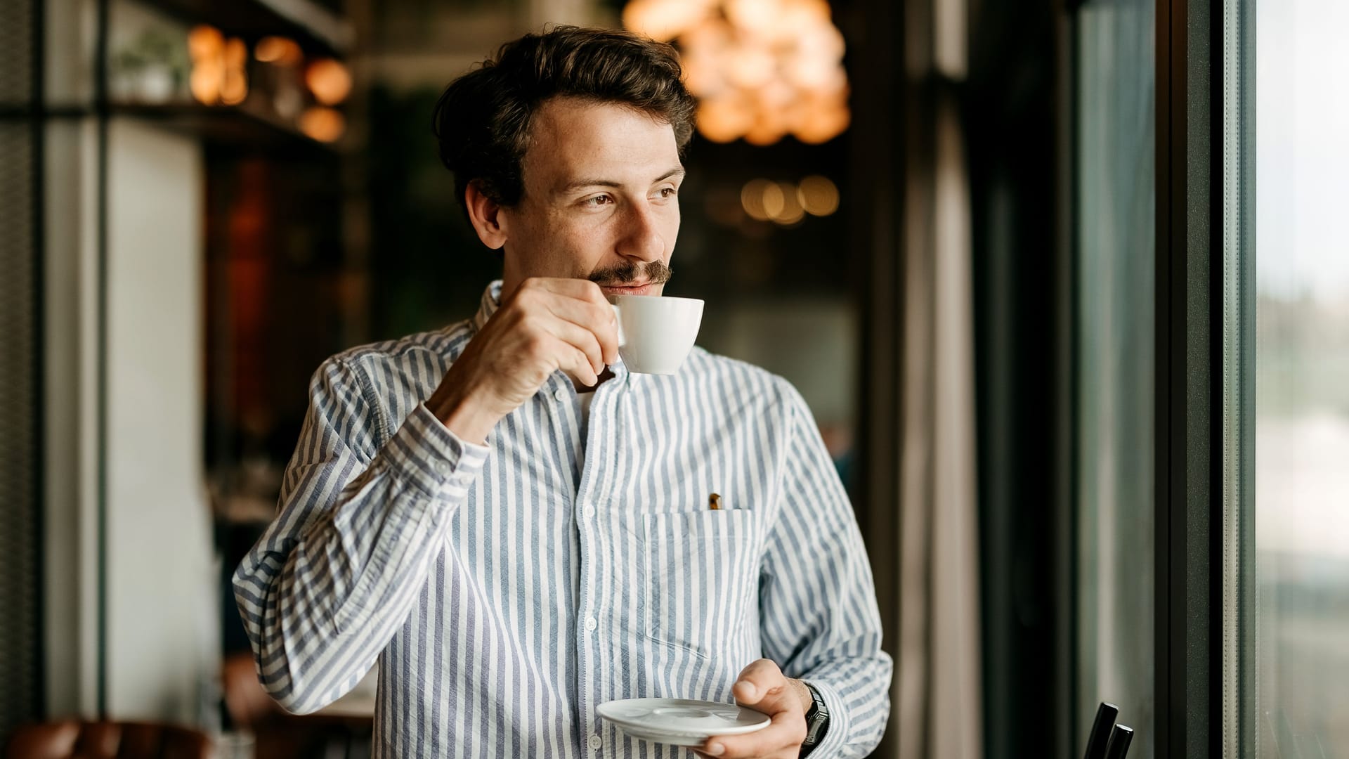 Mann trinkt Kaffee Mann trinkt Kaffee