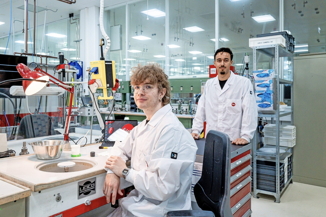 Weißkittel: Max Lalk (links) und Daniel Musaev in einer Werkstatt bei Leica in Wetzlar.
