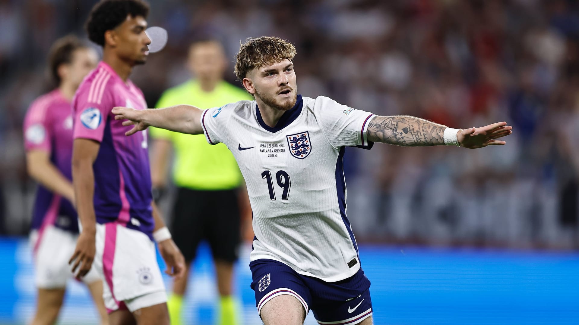 Harvey Elliott feiert sein Tor zur Führung. Harvey Elliott feiert sein Tor zur Führung.