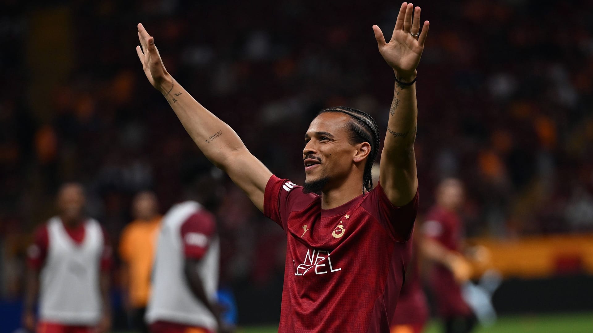 Bejubelt schon vor Spielbeginn: Leroy Sané winkt ins Galatasaray-Publikum. Bejubelt schon vor Spielbeginn: Leroy Sané winkt ins Galatasaray-Publikum.