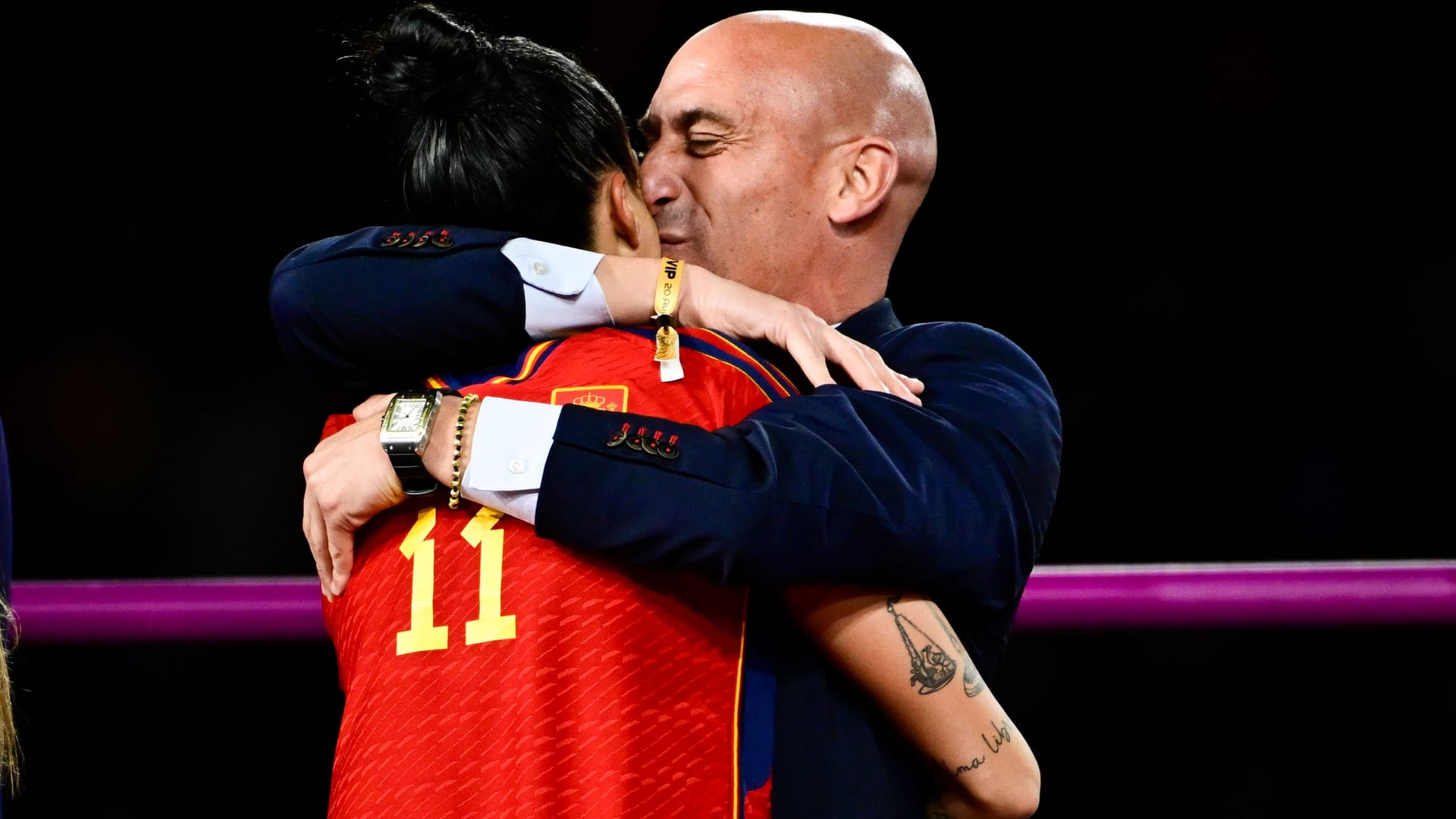 Die Szene des Anstoßes: Luis Rubiales und Jennifer Hermoso nach dem WM-Finale. Die Szene des Anstoßes: Luis Rubiales und Jennifer Hermoso nach dem WM-Finale.