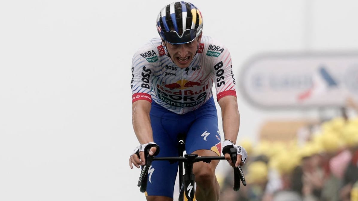 Rang drei: Florian Lipowitz bei der Zieleinfahrt auf der 14. Etappe. Rang drei: Florian Lipowitz bei der Zieleinfahrt auf der 14. Etappe.