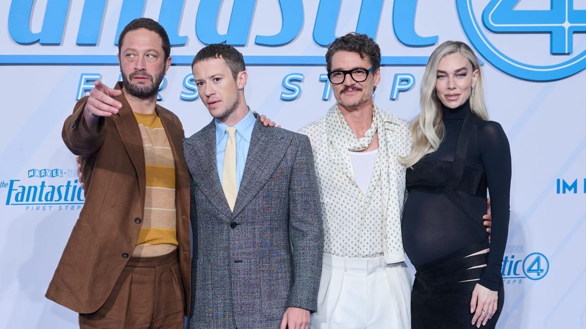 Die Schauspieler Ebon Moss-Bachrach (l-r), Joseph Quinn, Pedro Pascal und Vanessa Kirby kommen zum Fan-Event mit Blauem Teppich zum Film "The Fantastic Four – First Steps" am Potsdamer Platz. Die Schauspieler Ebon Moss-Bachrach (l-r), Joseph Quinn, Pedro Pascal und Vanessa Kirby kommen zum Fan-Event mit Blauem Teppich zum Film "The Fantastic Four – First Steps" am Potsdamer Platz.