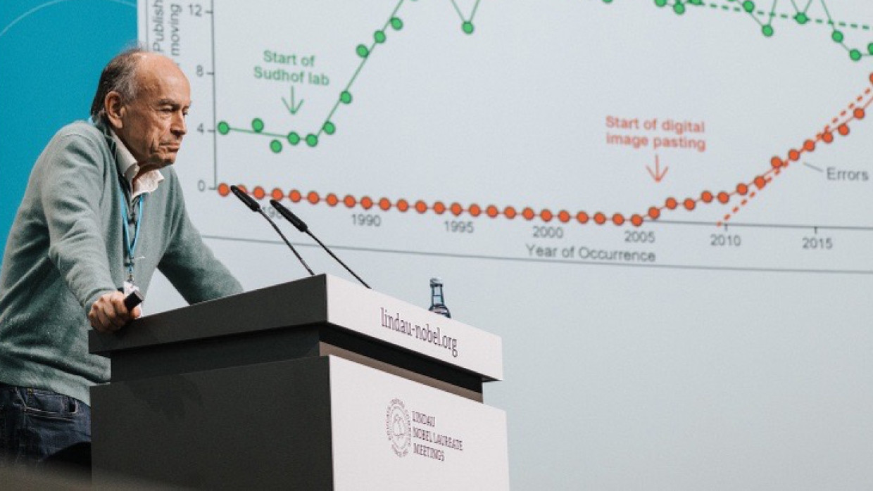 Neurophysiologe und Biochemiker Thomas Südhof erläutert an eigenen Daten, wie es um die eigene Fehlerkultur bestellt ist: die Häufung von Fehlern in seinem Labor begann erst mit dem Beginn der digitalen Übertragung und Bearbeitung von Bilddateien (Pfeil)