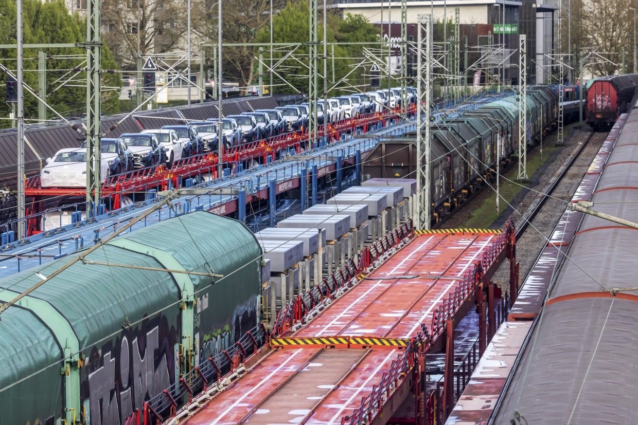 Umschlagplatz: In Sindelfingen werden Neuwagen aus der Mercedes-Produktion mit Güterzügen abtransportiert