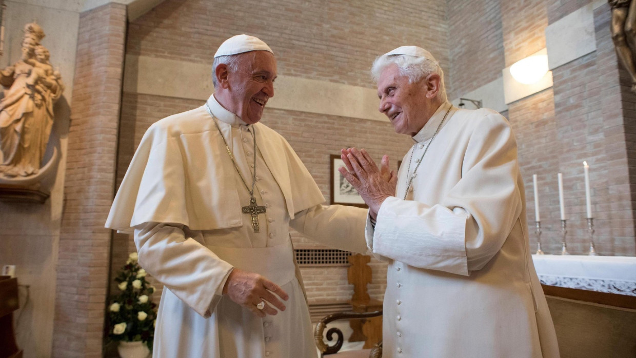 Bei der Alten Messe brach Franziskus mit seinem Vorgänger Benedikt XVI. Das Foto zeigt ein Treffen der beiden im November 2016