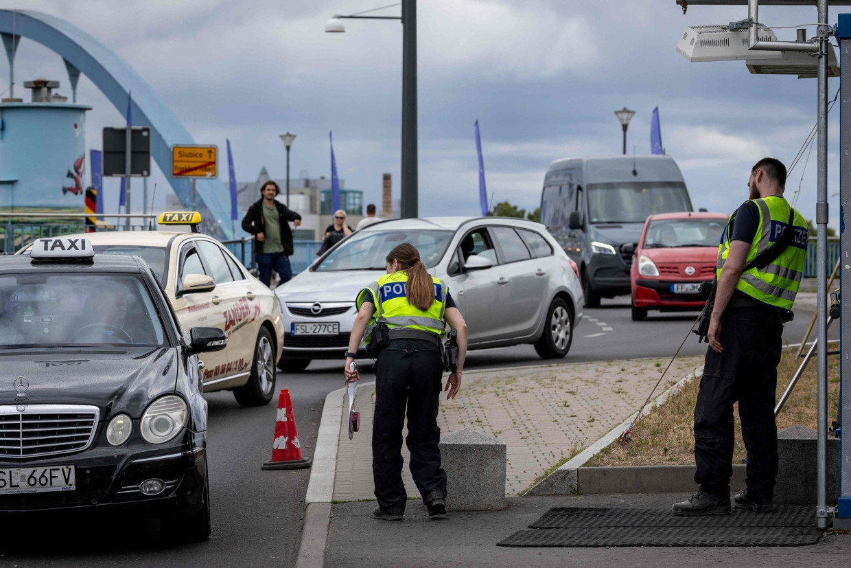 Sichtkontrolle: Deutsche Polizisten an der Grenze in Frankfurt/Oder