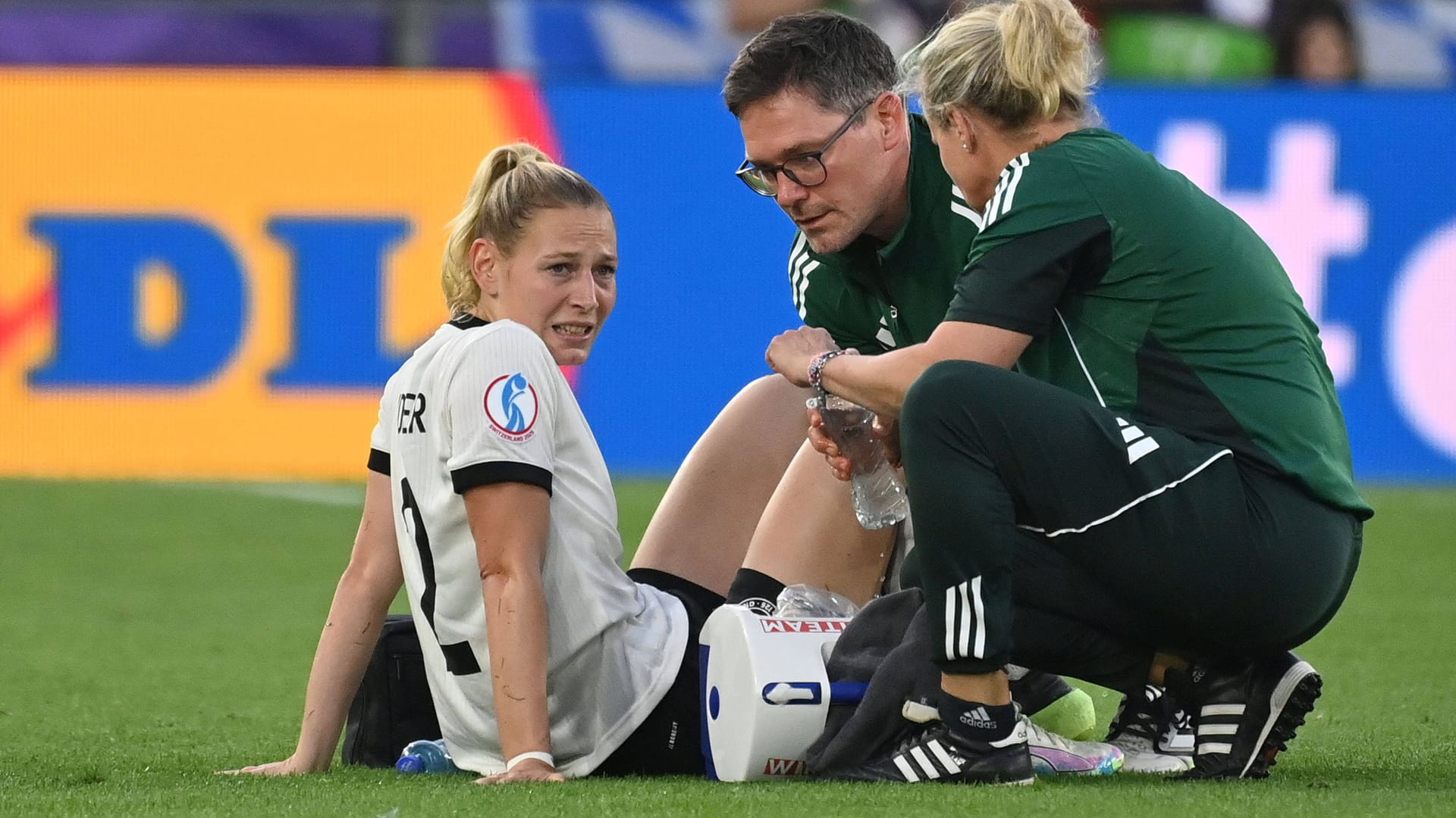 Sarai Linder im Viertelfinale gegen Frankreich am Boden: Die Verteidigerin musste früh ausgewechselt werden.