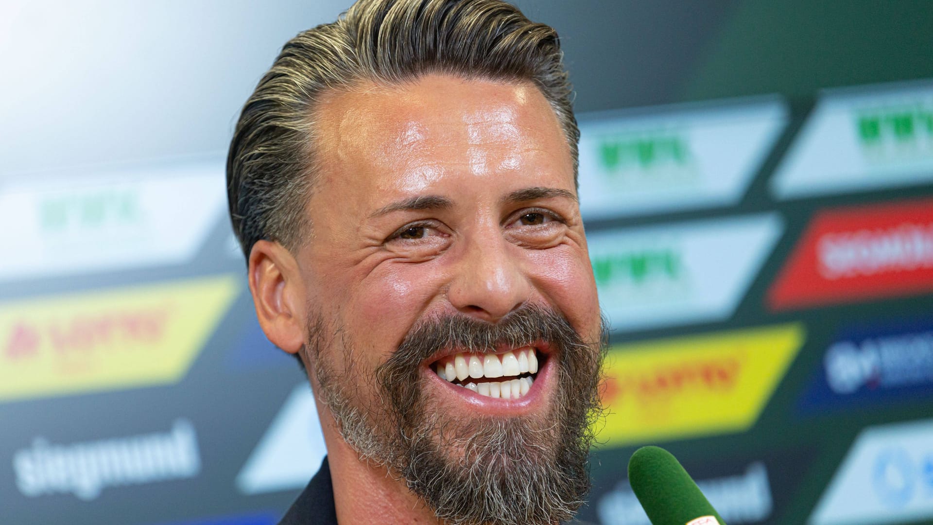 Voller Vorfreude auf seinen ersten Trainerjob in der Bundesliga: Sandro Wagner. Voller Vorfreude auf seinen ersten Trainerjob in der Bundesliga: Sandro Wagner.