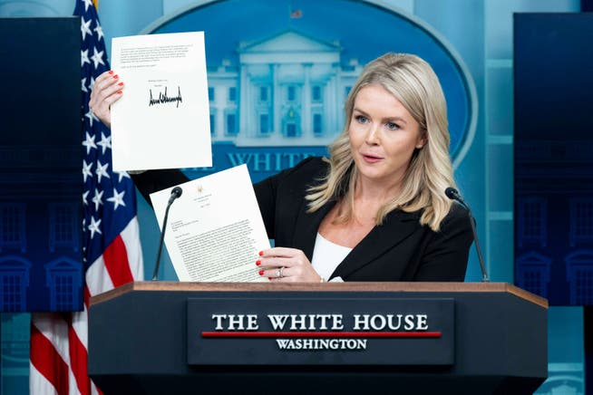 Die Pressesprecherin des Weissen Hauses Karoline Leavitt hält einen der Briefe hoch, die Präsident Trump am Montag an mehr als ein Dutzend Handelspartner gesendet hat.