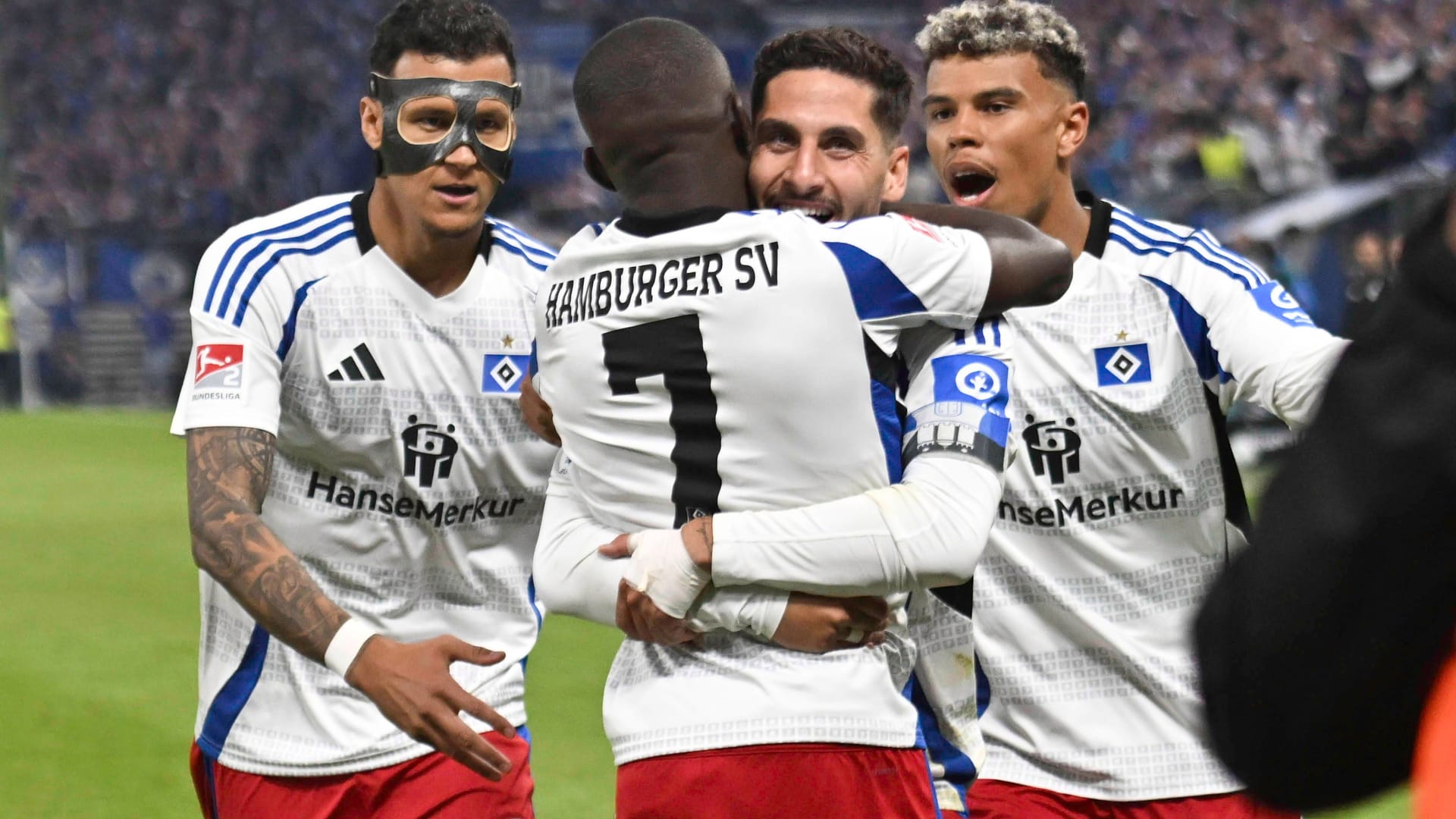 Davie Selke, Ludovit Reis und Ransford Königsdörffer (v.l.) jubeln mit Jean-Luc Dompé (Archivbild): Bislang hat der HSV sein neues Heimtrikot noch nicht vorgestellt. Davie Selke, Ludovit Reis und Ransford Königsdörffer (v.l.) jubeln mit Jean-Luc Dompé (Archivbild): Bislang hat der HSV sein neues Heimtrikot noch nicht vorgestellt.