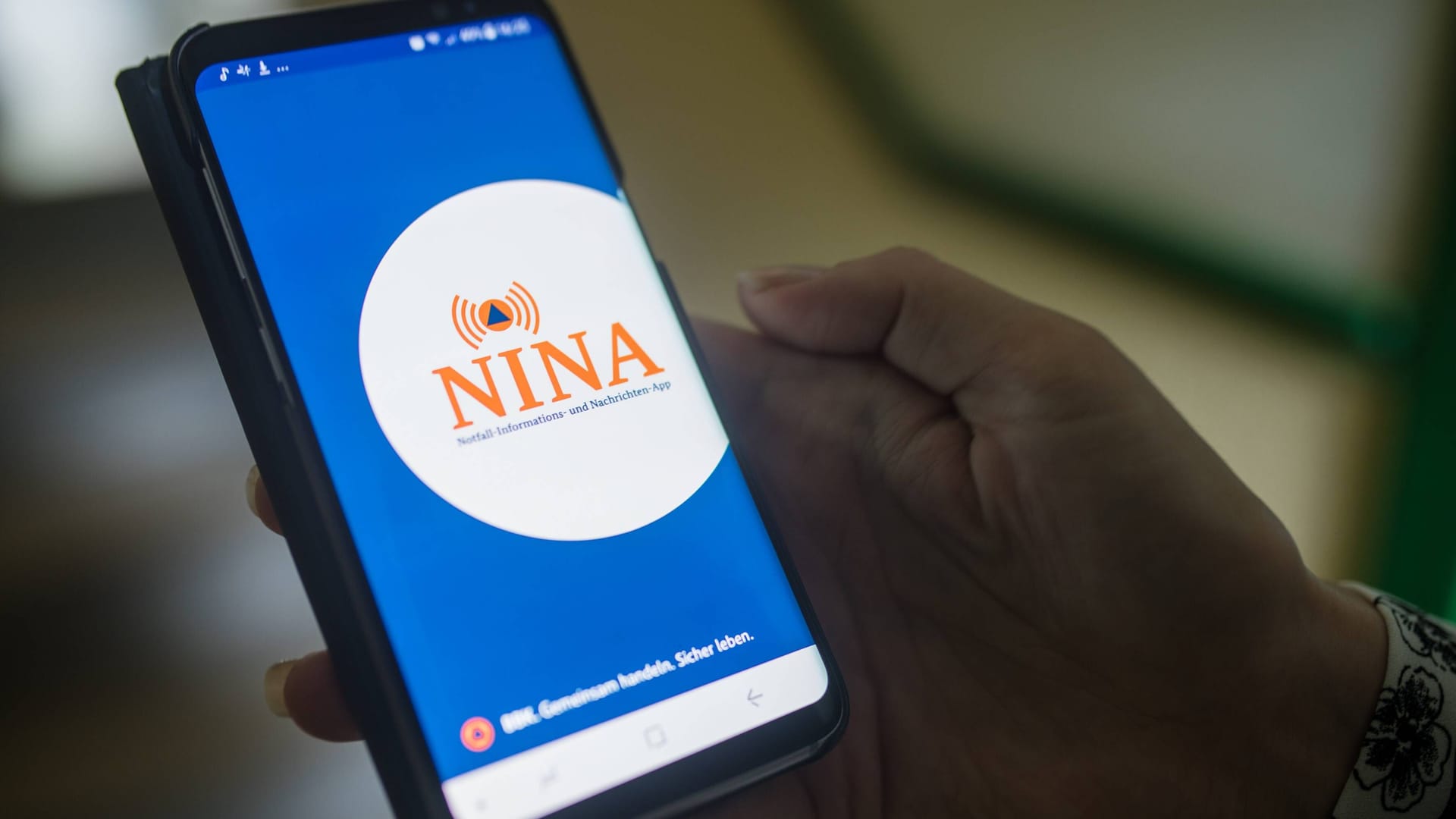 Die Warn-App NINA auf einem Smartphone (Archivbild): Die Warn-App NINA auf einem Smartphone (Archivbild):