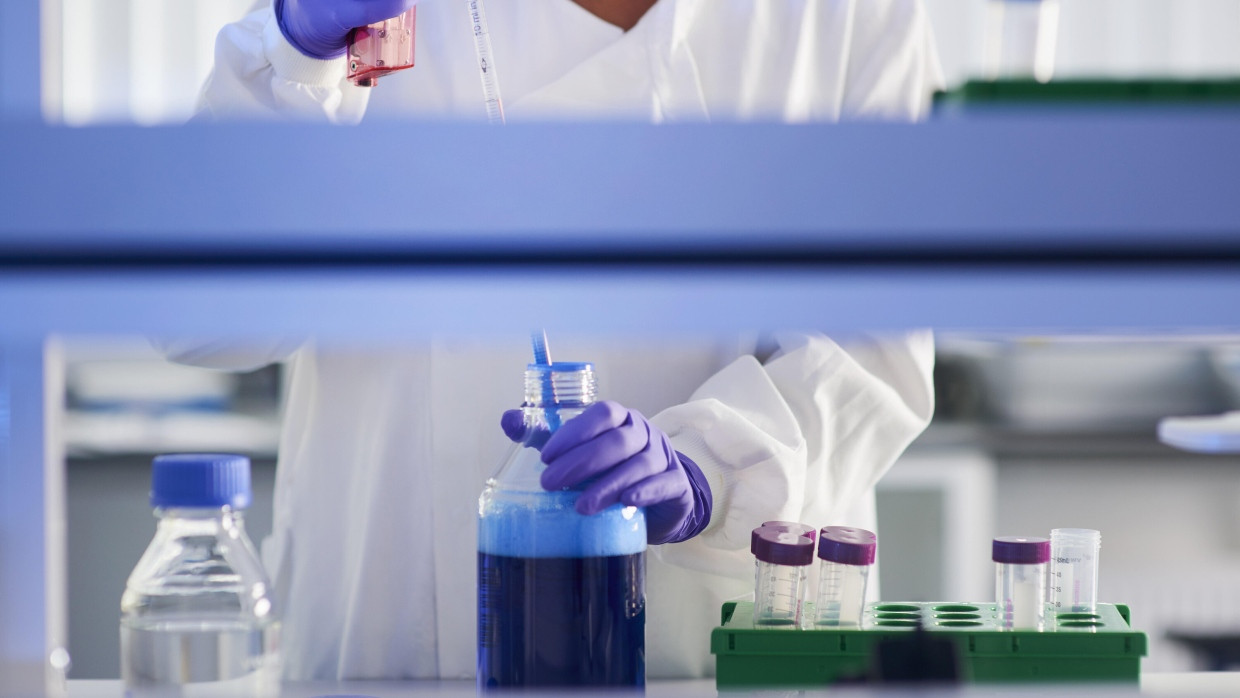 Auch in Forschunglaboren fallen Plastikmüll und Chemikalienabfall an. Wie viel lässt sich davon vermeiden, fragen junge Wissenschaftler.