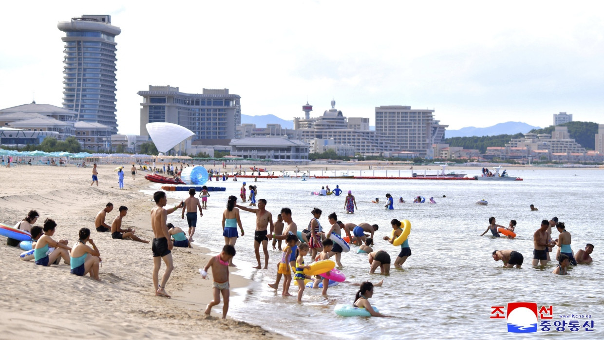 Menschen baden im Strandresort Wonsan-Kalma. Das Foto wurde am 2.7.25 von der nordkoreanischen Regierung veröffentlicht.