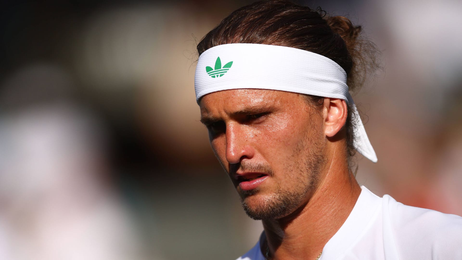 Alexander Zverev: Der deutsche Tennisspieler flog in der ersten Runde in Wimbledon raus. Alexander Zverev: Der deutsche Tennisspieler flog in der ersten Runde in Wimbledon raus.