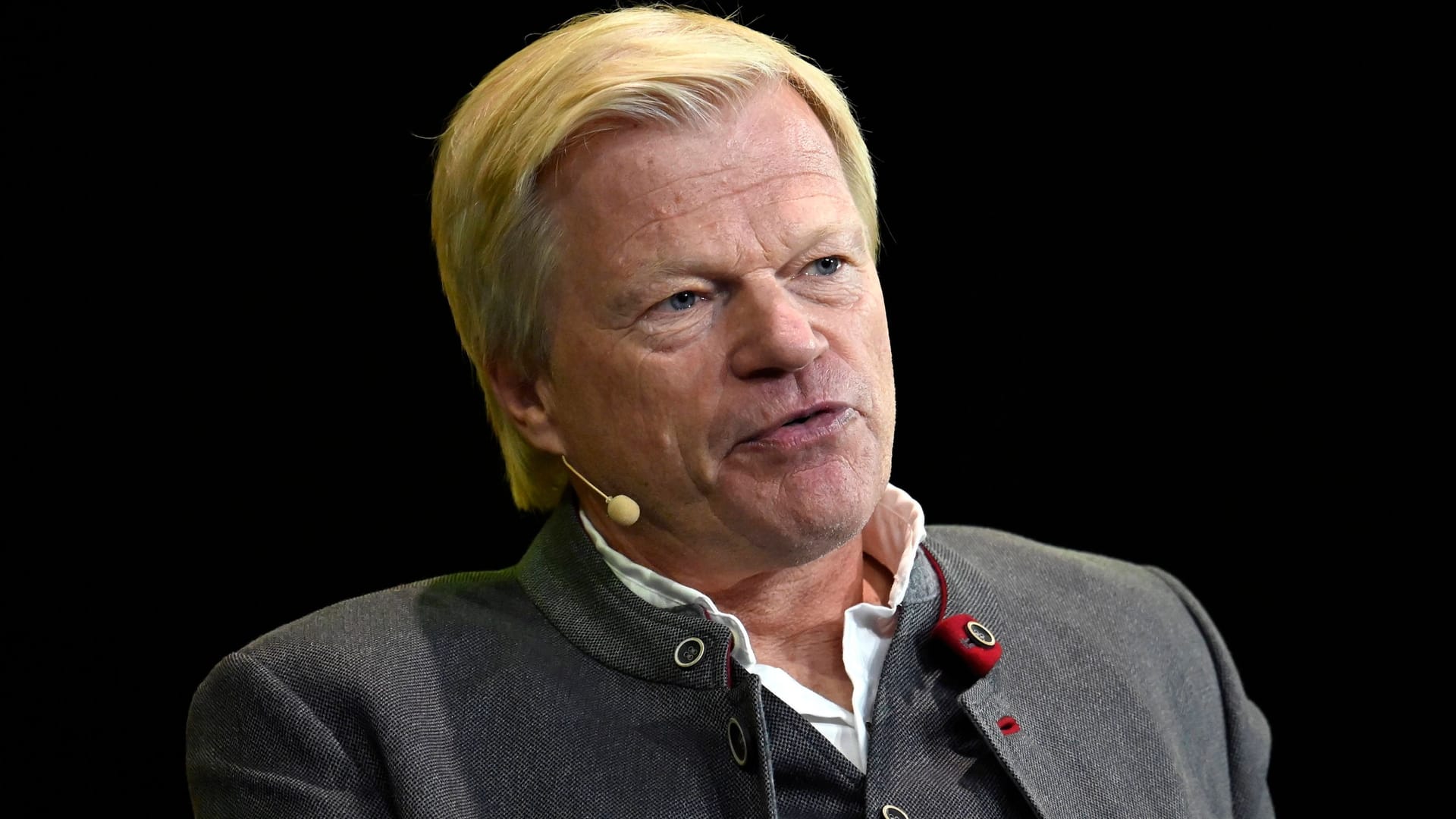 Künftig wieder häufiger am Mikrofon: Oliver Kahn wird regelmäßig bei Sky zu sehen sein. Künftig wieder häufiger am Mikrofon: Oliver Kahn wird regelmäßig bei Sky zu sehen sein.