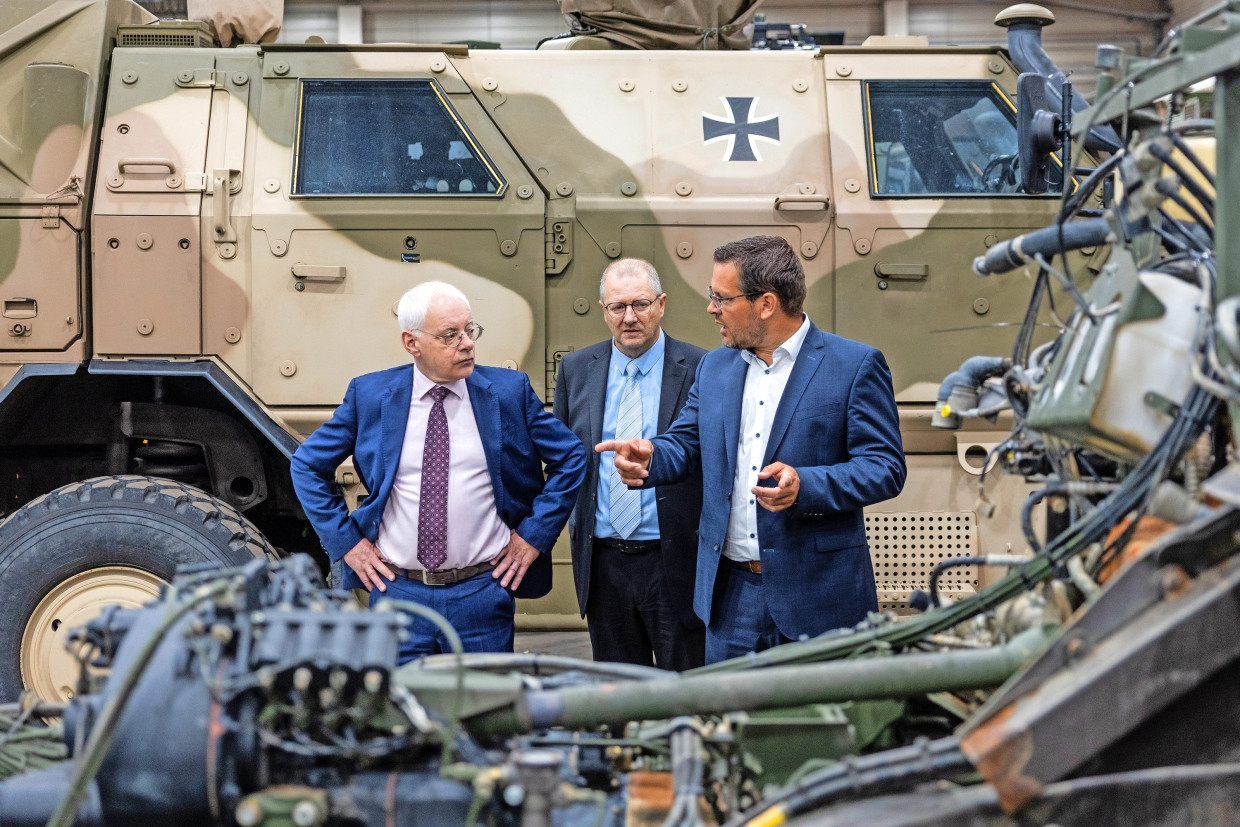 Saarlands Wirtschaftsminister Jürgen Barke mit dem CFO und dem CEO von KNDS Maintenance, Thomas Kohler und Christoph Cords, in Freisen am 23. Juli