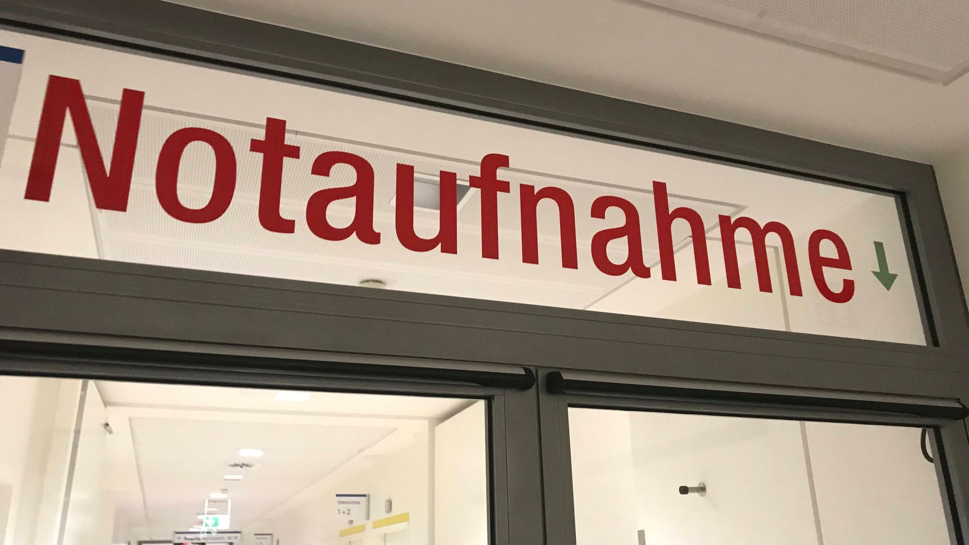 Notaufnahme in einem Krankenhaus in Hamburg (Symbolbild): Besonders in der Nacht nimmt die Gewalt gegen das Klinikpersonal zu.