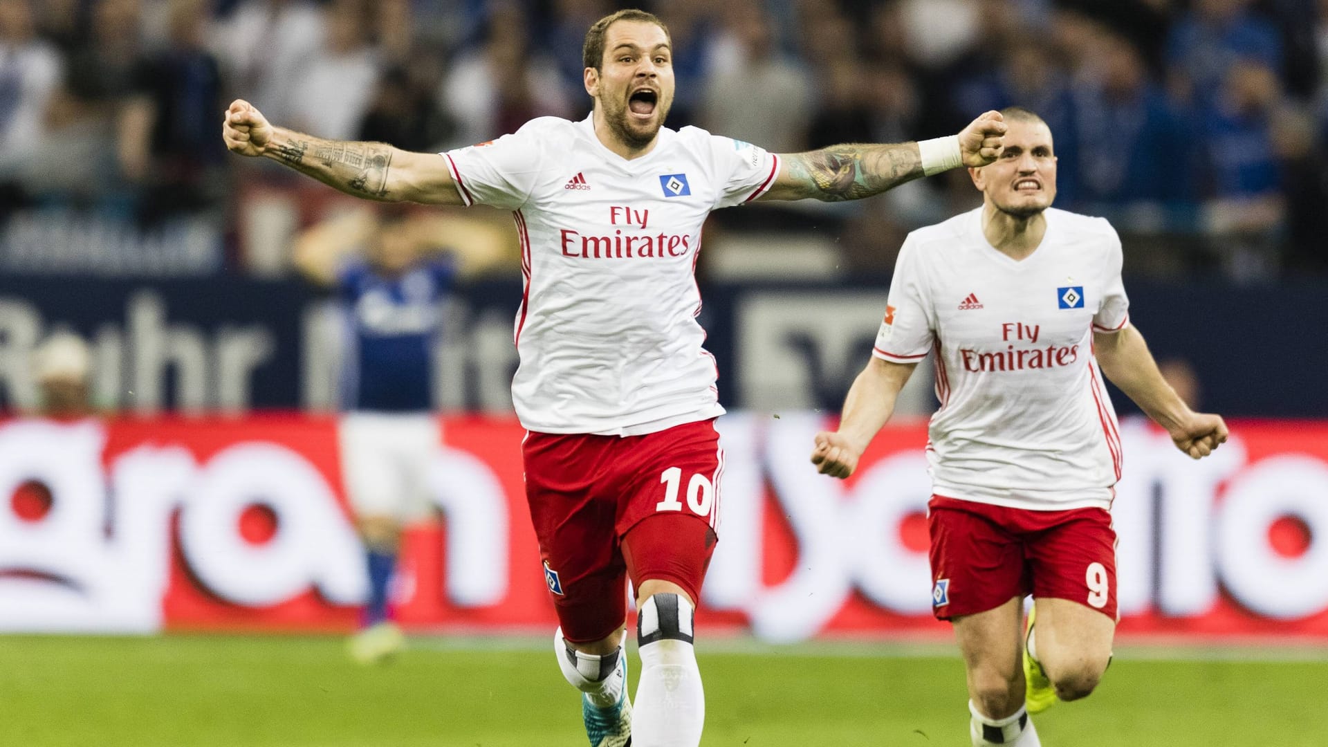 Kyriakos Papadopoulos (r.) jubelt mit Pierre-Michel Lasogga auf Schalke (Archivbild): Der heute 33-Jährige erzielte einige wichtige Tore für den HSV. Kyriakos Papadopoulos (r.) jubelt mit Pierre-Michel Lasogga auf Schalke (Archivbild): Der heute 33-Jährige erzielte einige wichtige Tore für den HSV.