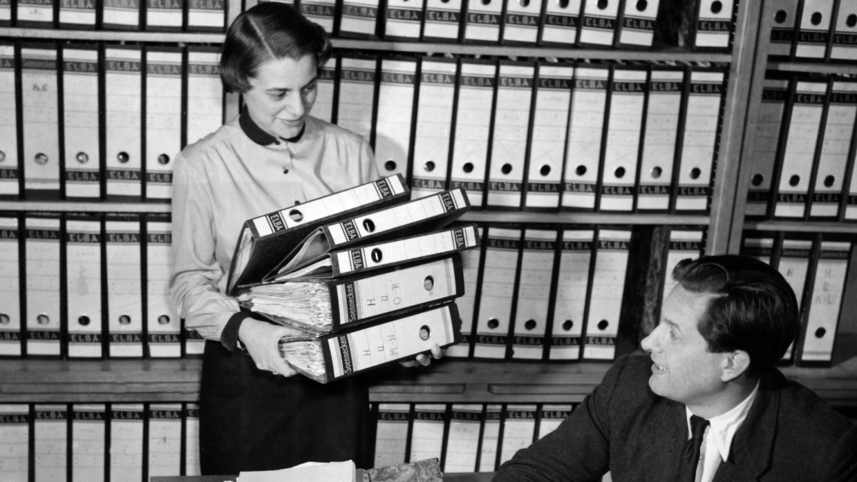 Eingespielte Abläufe: Zwei Mitarbeiter der Dienststelle Blank, der Vorläuferin des Bundesverteidigungsministeriums im Jahr 1953