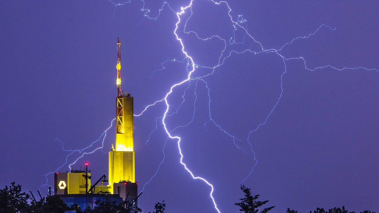 Die Zentrale der Commerzbank im Gewitter