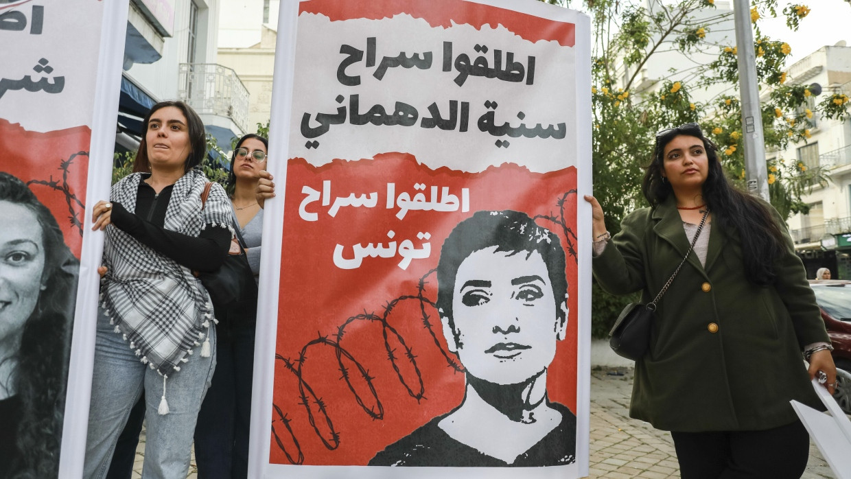Demonstrantinnen in Tunis Ende April mit einem Banner, das die Anwältein Sonia Dahmani zeigt