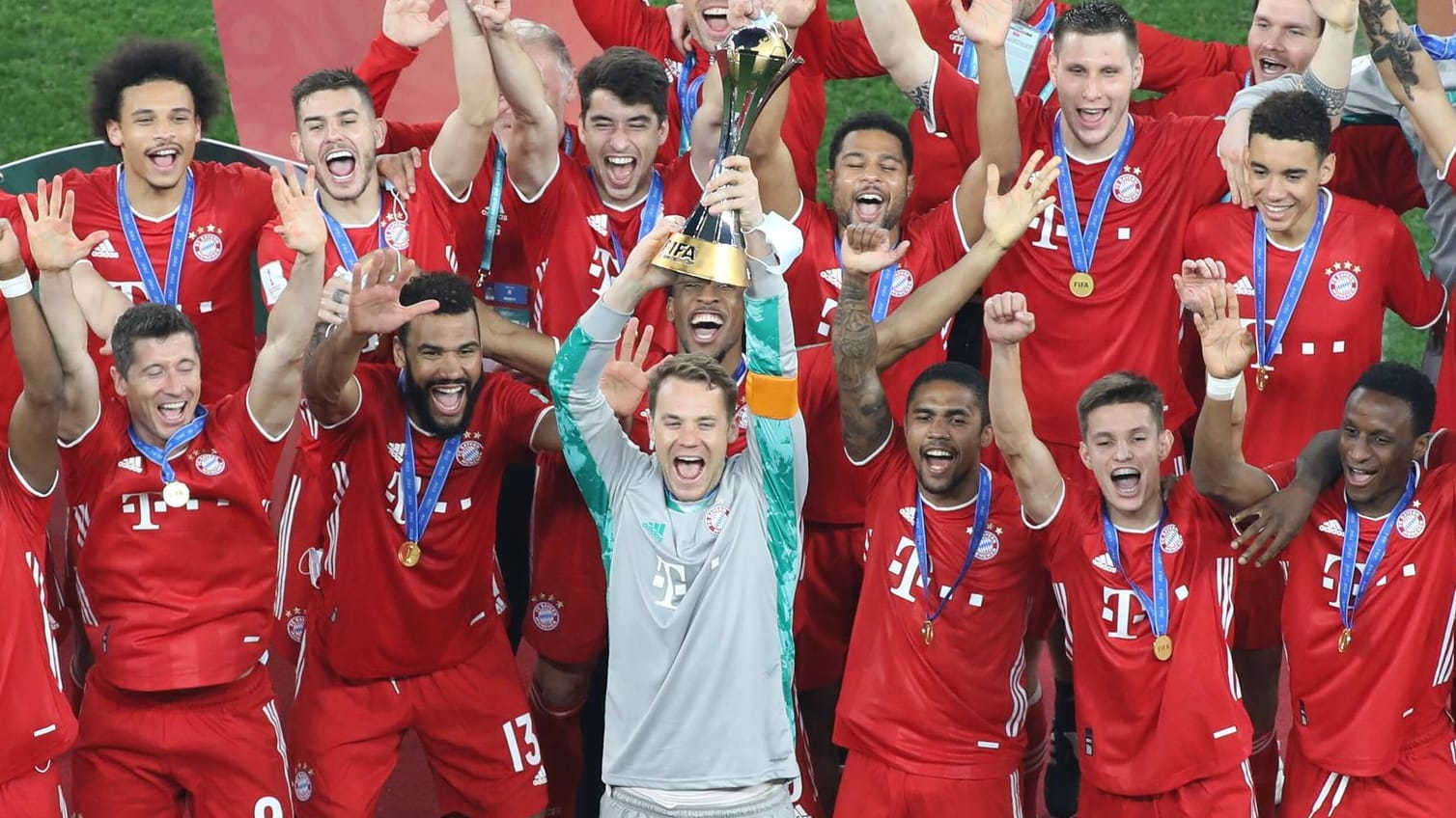 Klub-WM-Sieger: Die damalige Bayern-Mannschaft um Kapitän Manuel Neuer (M.) feiert den Erfolg im Februar 2021. Klub-WM-Sieger: Die damalige Bayern-Mannschaft um Kapitän Manuel Neuer (M.) feiert den Erfolg im Februar 2021.