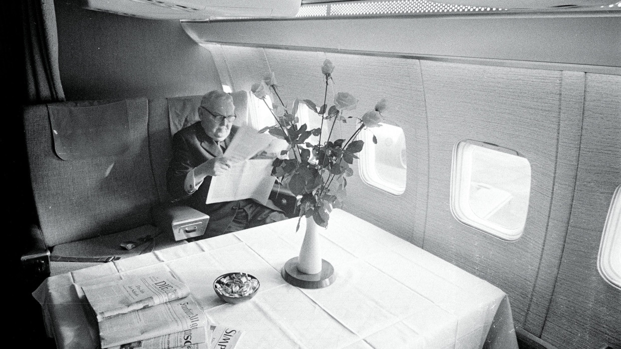 Medienvielfalt anno 1963: Bundeskanzler Ludwig Erhard sichtet auf einem Flug in die USA die Presse.