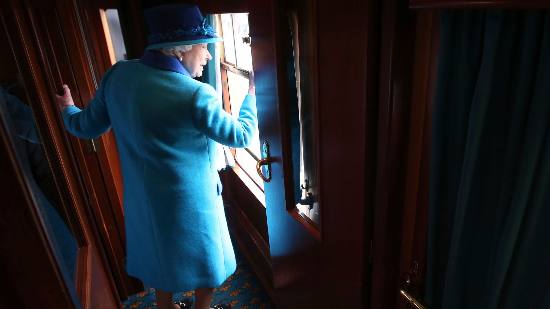 Die verstorbene Queen Elizabeth II. im königlichen Zug auf dem Weg in ihre Residenz in Schottland (Archivbild). Die verstorbene Queen Elizabeth II. im königlichen Zug auf dem Weg in ihre Residenz in Schottland (Archivbild).