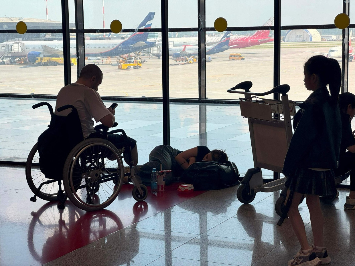 Menschen warten am Sheremetyevo International Airport.