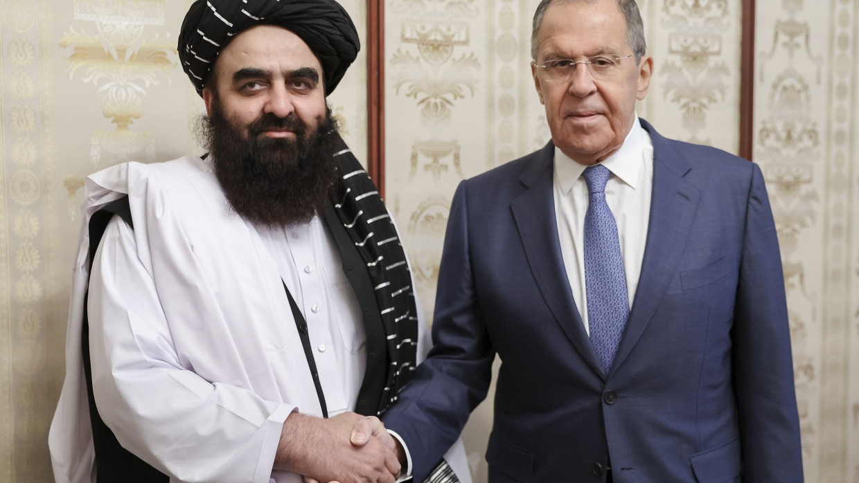Amir Khan Muttaqi, der amtierende Außenminister der in Afghanistan regierenden Taliban, und Russlands Außenminister Sergej Lawrow bei einem Treffen in Moskau im Oktober 2024