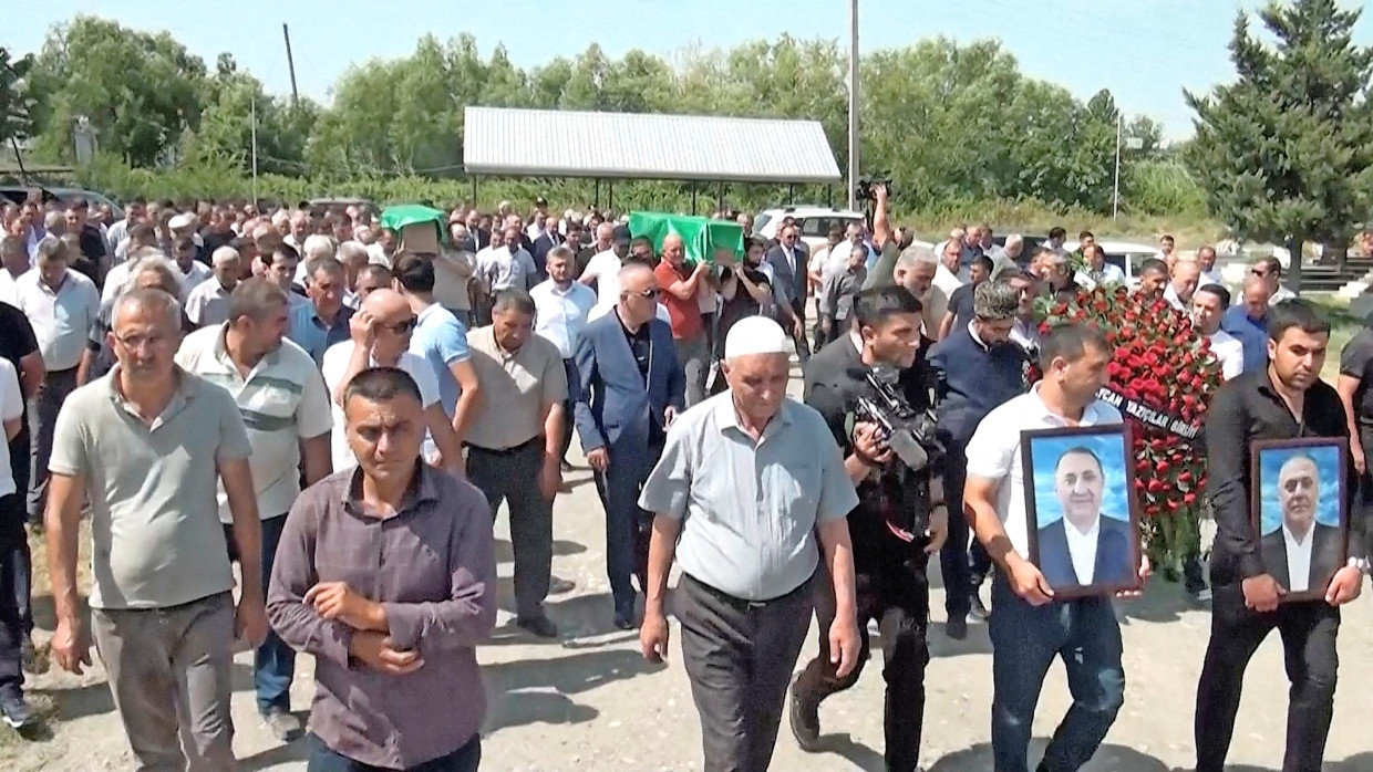 Trauermarsch für die in russischer Untersuchungshaft verstorbenen Aserbaidschaner Sijaddin und Huseyn Safarow am Dienstag im aserbaidschanischen Hacibedelli