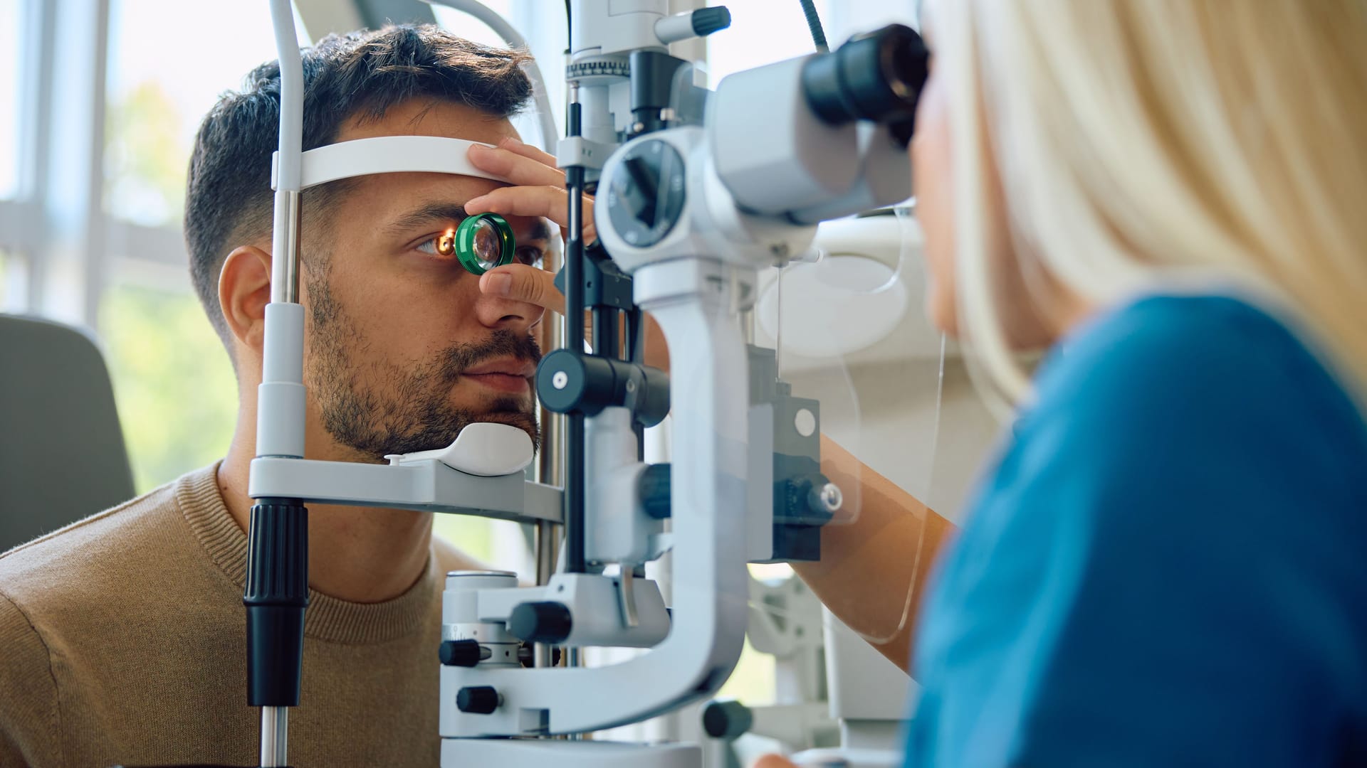 Augenärztin untersucht die Augen eines jungen Mannes: Sarkoidose kann zu Schäden an den Augen führen. Augenärztin untersucht die Augen eines jungen Mannes: Sarkoidose kann zu Schäden an den Augen führen.