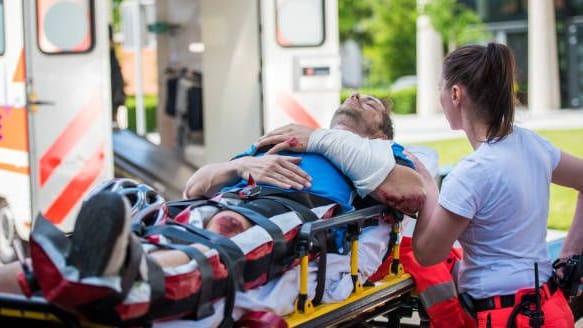 Medizinischer Notfall: Eine Schusswunde muss umgehend versorgt werden. Medizinischer Notfall: Eine Schusswunde muss umgehend versorgt werden.